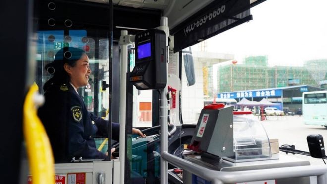 被砸碎！年亏四千万年轻人排队辞职pg电子中国网站又一“金饭碗”(图3)