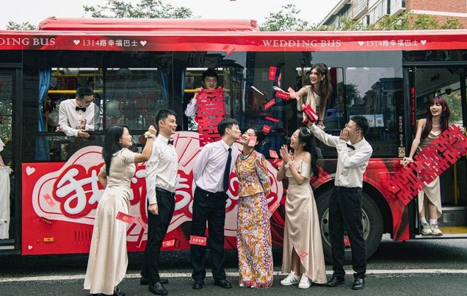 被砸碎！年亏四千万年轻人排队辞职pg电子中国网站又一“金饭碗”(图2)