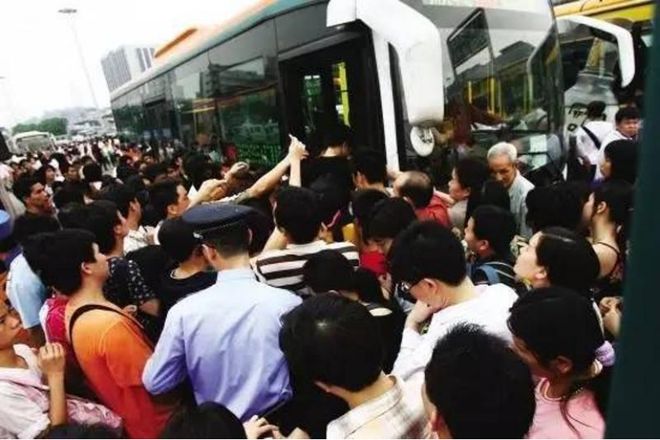 被砸碎！年亏四千万年轻人排队辞职pg电子中国网站又一“金饭碗”(图4)