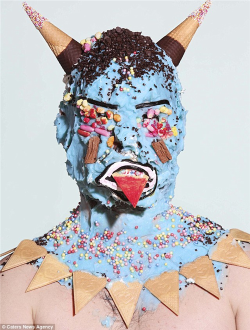 0英镑 用垃圾食品做怪兽肖像pg电子试玩艺术家花费500(图1)