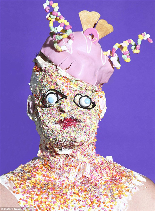 0英镑 用垃圾食品做怪兽肖像pg电子试玩艺术家花费500(图2)