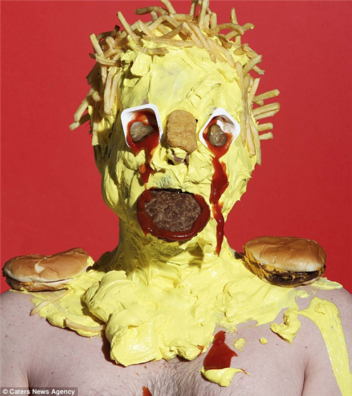 0英镑 用垃圾食品做怪兽肖像pg电子试玩艺术家花费500(图3)