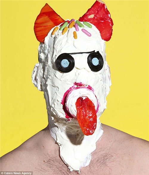 0英镑 用垃圾食品做怪兽肖像pg电子试玩艺术家花费500(图7)
