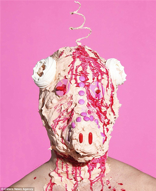 0英镑 用垃圾食品做怪兽肖像pg电子试玩艺术家花费500(图8)